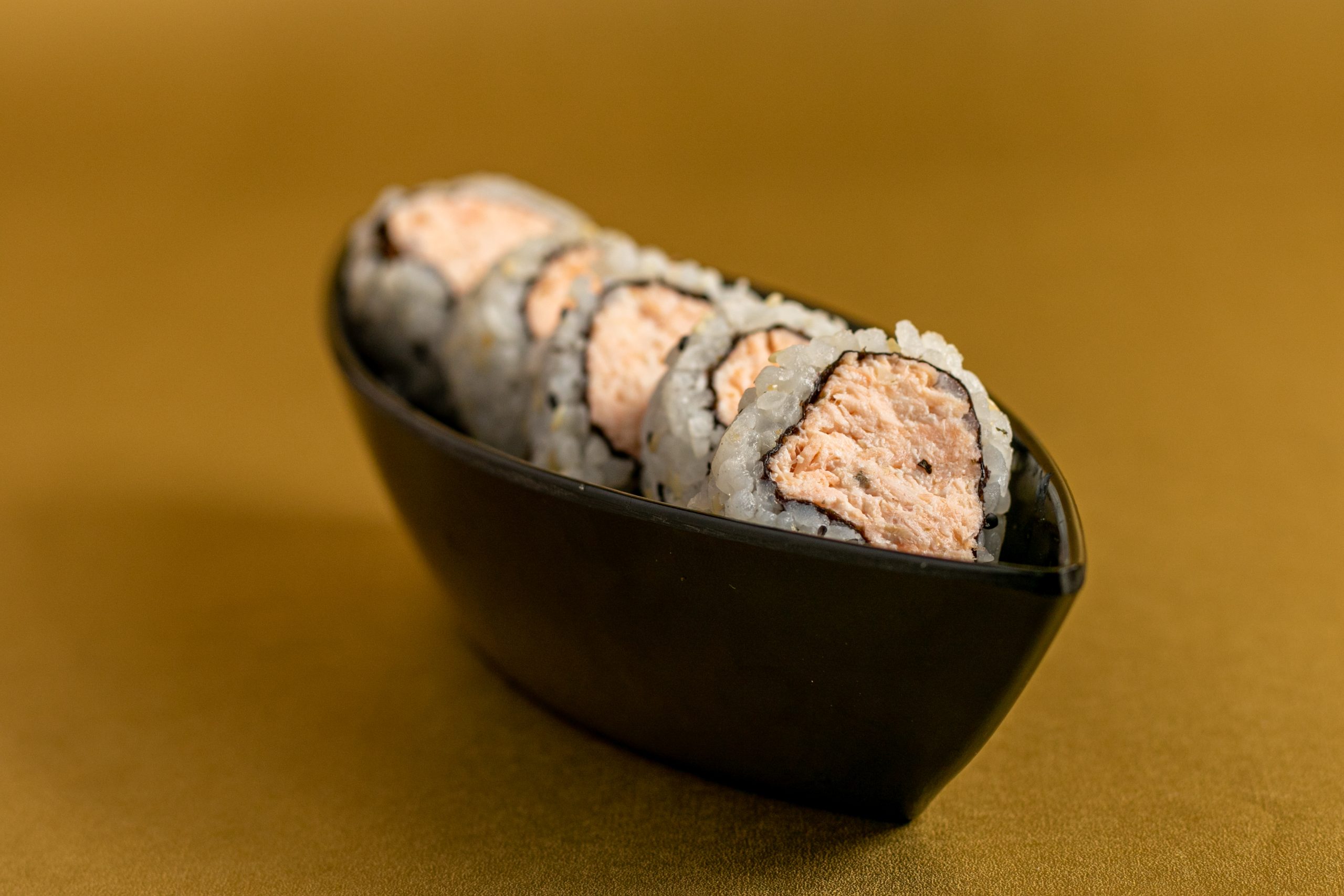 uramaki pasta de salmão